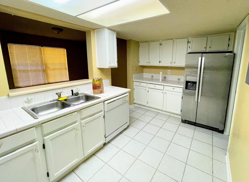 Kitchen View 2 - 7011 Somerset Cir