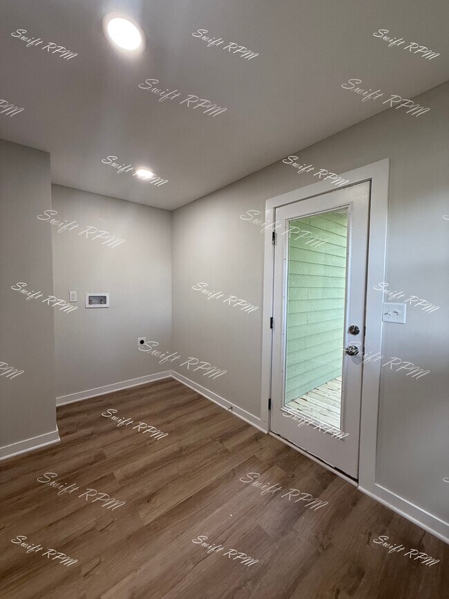 Building Photo - 1030 Oakland Ave