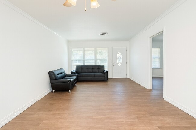 Building Photo - 4053 Silverwood Dr