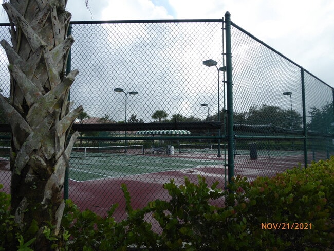 Building Photo - 8984 SE Hawks Nest Ct