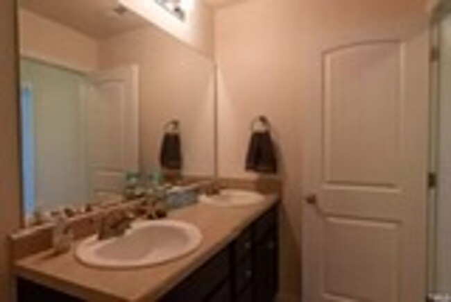 Building Photo - Townhome in Flowers Plantation with Water ...