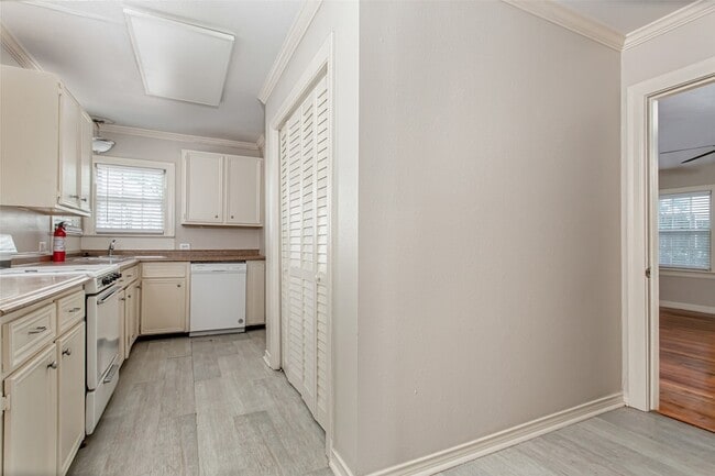 Building Photo - 3515 Fairview Ave