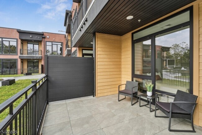 Building Photo - 140 W Webster Ave