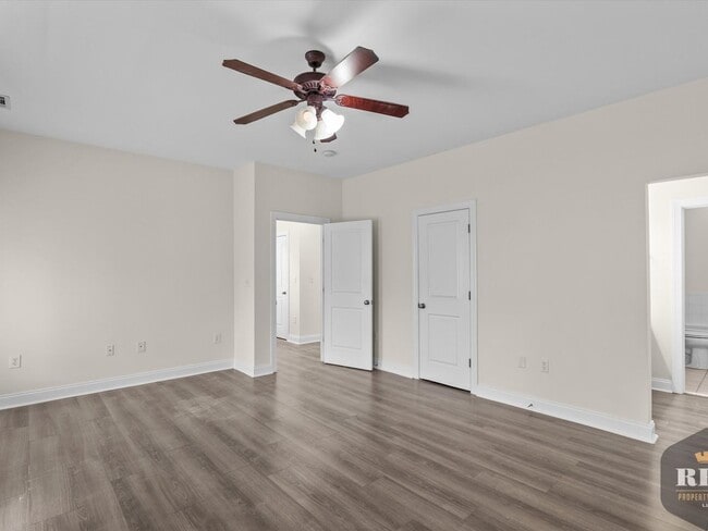 Building Photo - 3 Story Townhome, New Wood Floors, Great W...