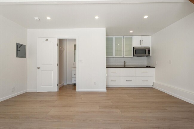 Building Photo - 4 Bed • 3 Bath • 2,135 Sq Ft (Main House) ...