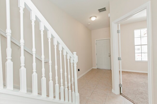 Building Photo - LEASING INCENTIVE!!!!!Gorgeous 3 Bed Townh...