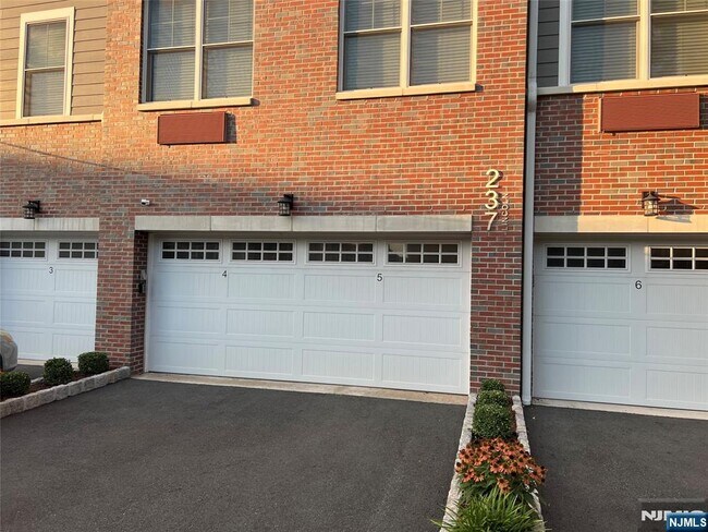 Primary Photo - 237 Lincoln Ave