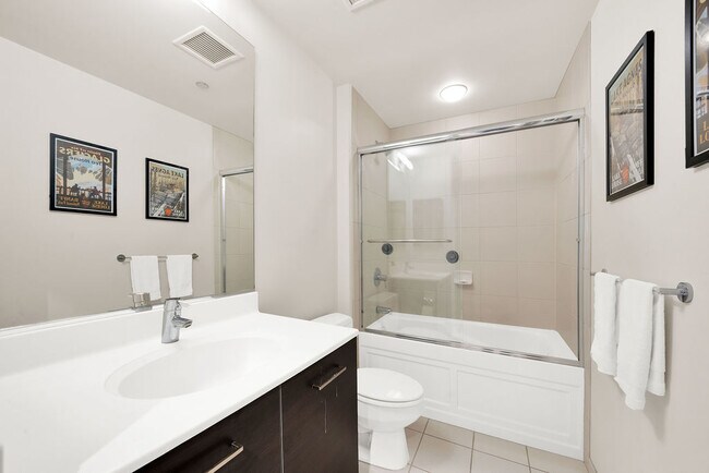 Building Photo - 910 W Huron St