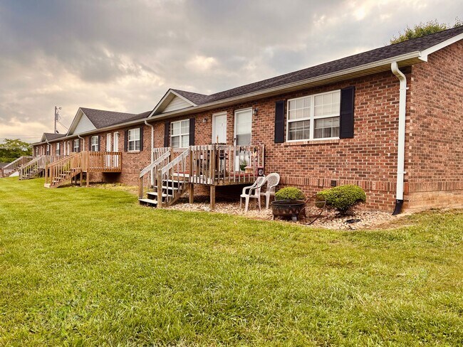 Building Photo - Beautiful 2 Bed 1.5 Bath Newly Updated with Garage