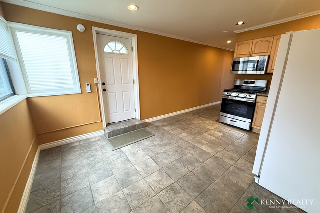 Building Photo - Spacious 1-Bedroom Lower-Level Apartment with Private Patio