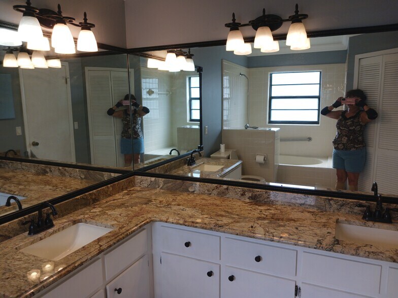 MASTER BATHROOM - 10602 Whitestone Ct