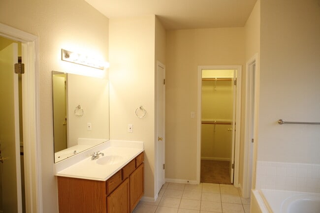 Building Photo - Fabulous 3/2.5   Home in Circle C - Great Views, Yard, Beautiful Home!