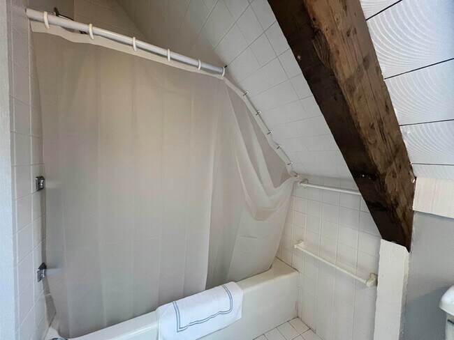 Building Photo - 112 Greensward Dr