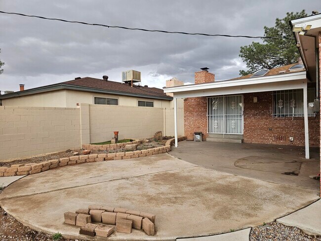 Building Photo - 2701 Cagua Dr NE