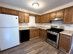 Building Photo - 1390 Lincoln Dr