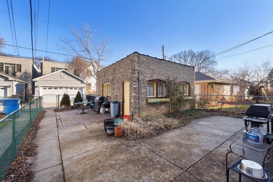 Building Photo - 3739 N Lawndale Ave