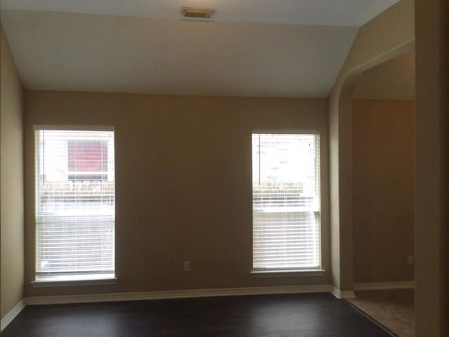 Building Photo - 214 Autumn Creek Ln