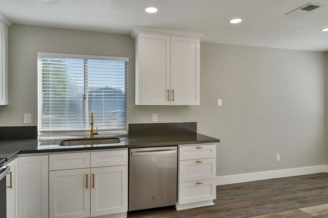 Building Photo - 7936 Sunrise Greens Dr