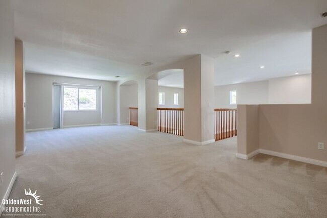 Building Photo - Gorgeous 4Bdm 2.5Ba Two-Story Home in San ...