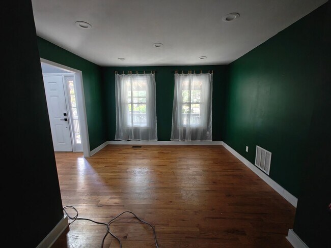 Building Photo - 925 Dogwood Park Dr