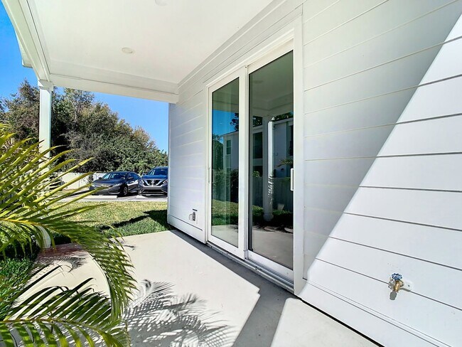 Building Photo - Brand New Constructed Townhouse in South Tampa - Available October 2024