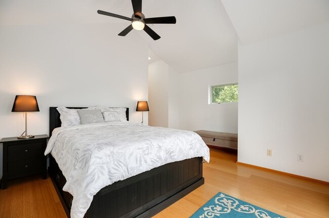 Building Photo - Stunning Modern 3 Bed / 2.5 Bath Townhome in Beautiful Maple Leaf Neighborhood