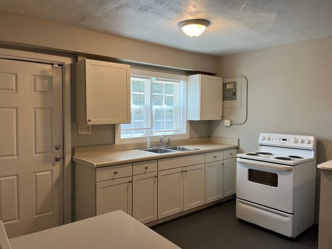 Building Photo - 1 Bedroom 1 Bathroom Triplex