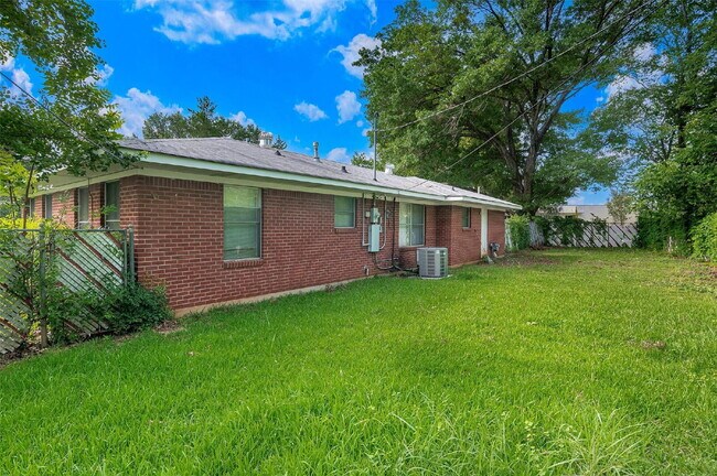 Building Photo - "Charming 3-Bedroom Bossier City Home with Gleaming Hardwood Floors!"