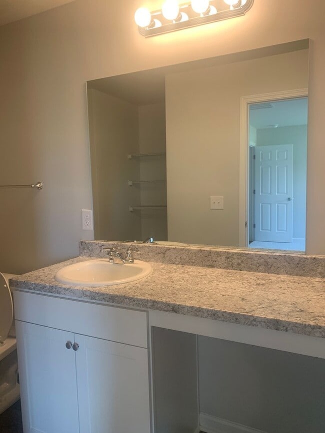 Building Photo - 144 Lakeside Way