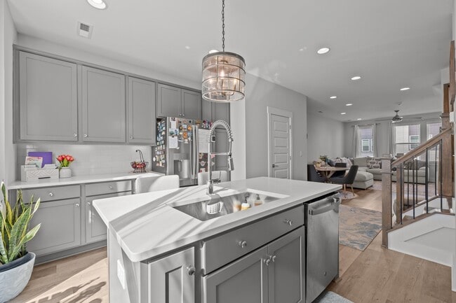 Building Photo - 644 W End Dr