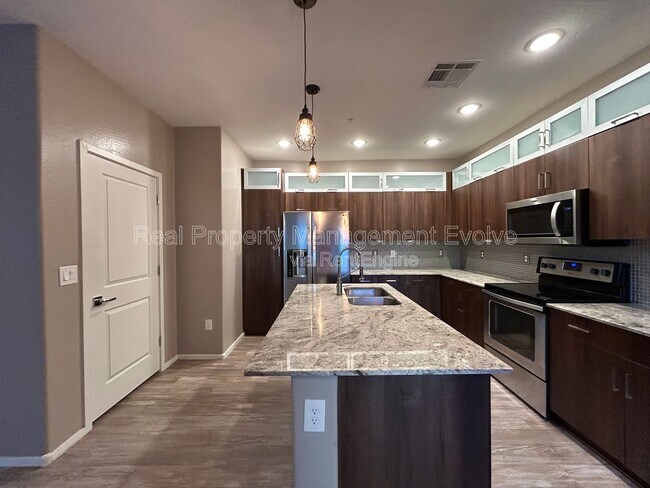 Building Photo - 2329 E Hidalgo Ave