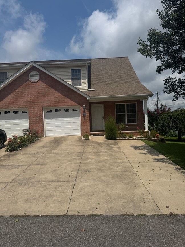 Building Photo - Charming Updated Townhouse in Bristol, VA