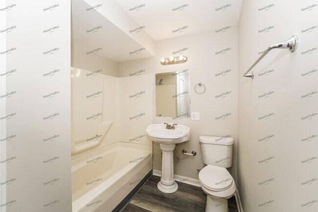 Building Photo - 5919 Maplewood Rd