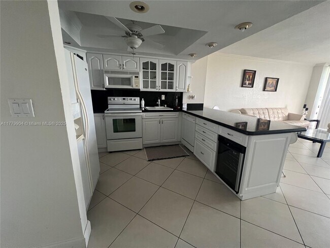 Building Photo - 3675 N Country Club Dr
