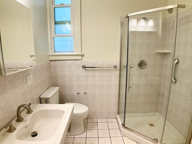 Building Photo - LARGE 2BR w/ Dining Room. PARKING AVAIL.! DISHWASHER! W/D IN-UNIT