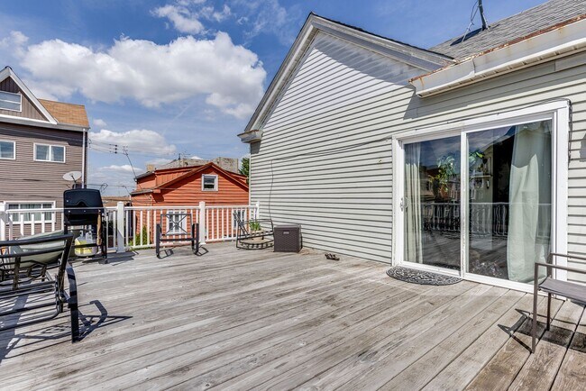 Building Photo - 2324 Berg St