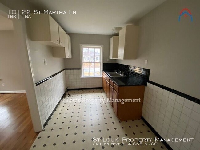 Building Photo - Charming apartment with hardwood floors