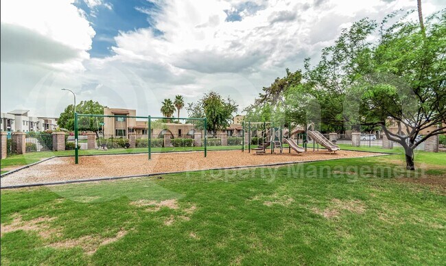 Building Photo - 2113 E Dunbar Dr