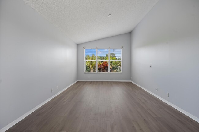 Building Photo - 9520 Lago Dr