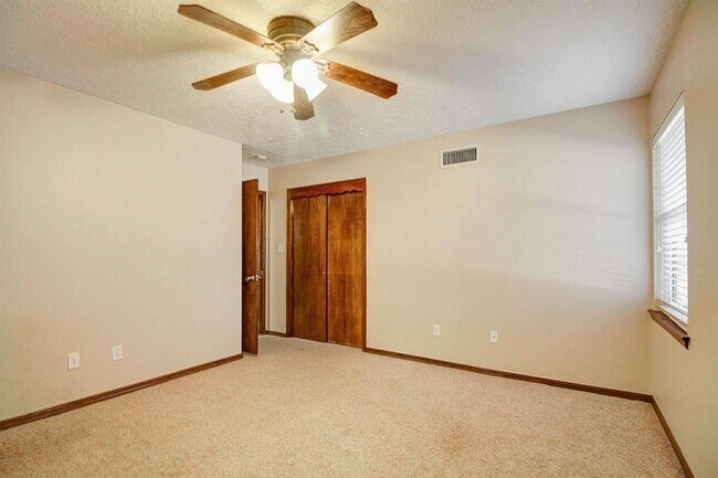Building Photo - 805 Willow Ln