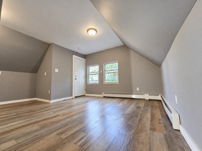 Building Photo - 366 Sigourney Street