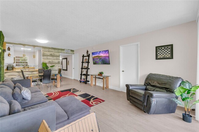 Building Photo - 9410 Poinciana Pl