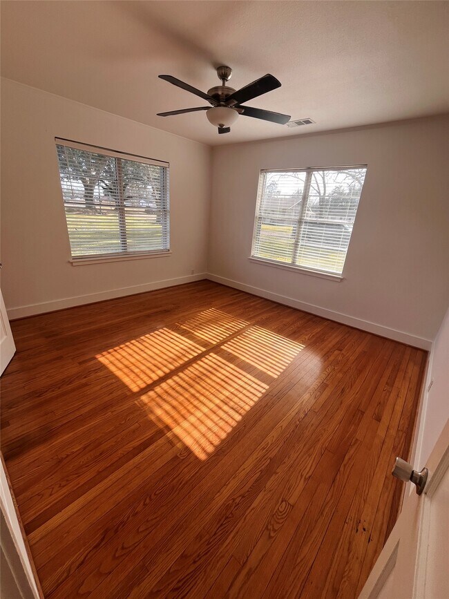 Building Photo - 1553 Dover St