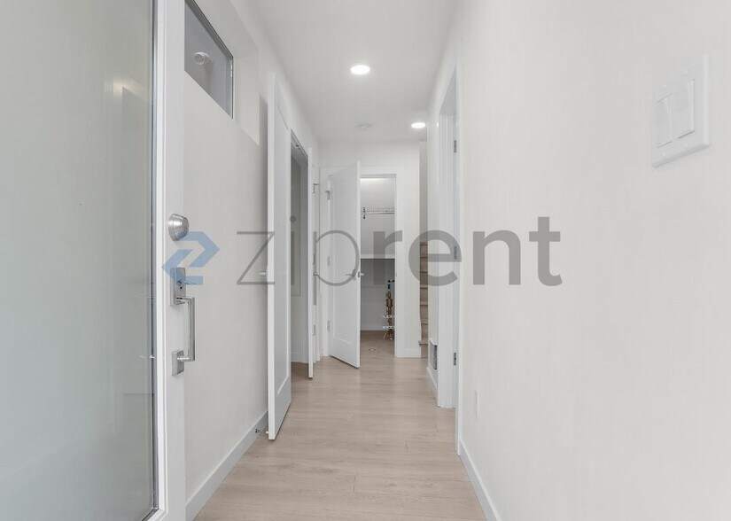 Building Photo - Unit C
