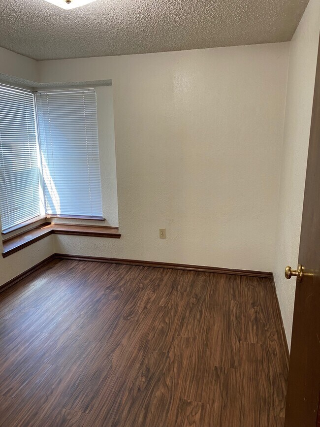 Building Photo - 2122 Meench Dr