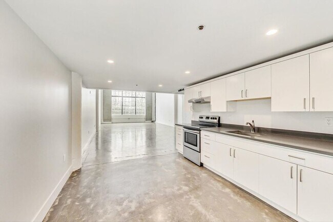 Building Photo - Two level loft with great light and ample ...