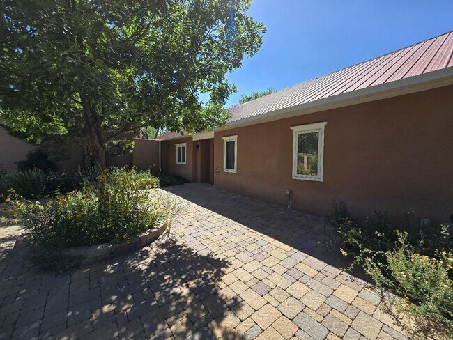 Building Photo - 133 Valley Dr