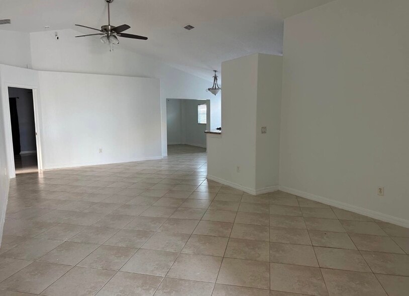 Building Photo - 160 Sura Blvd