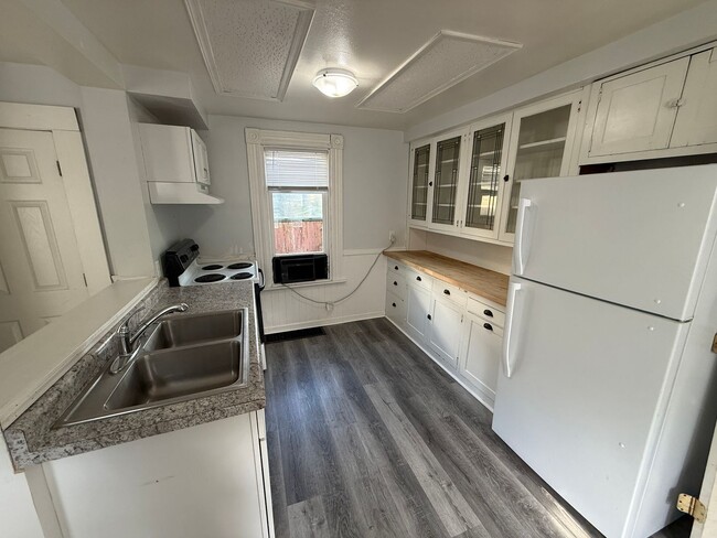 Building Photo - Spacious & Homey 3-Bedroom with Bonus Room