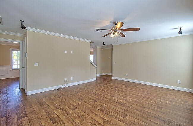 Building Photo - 41 E Clay St